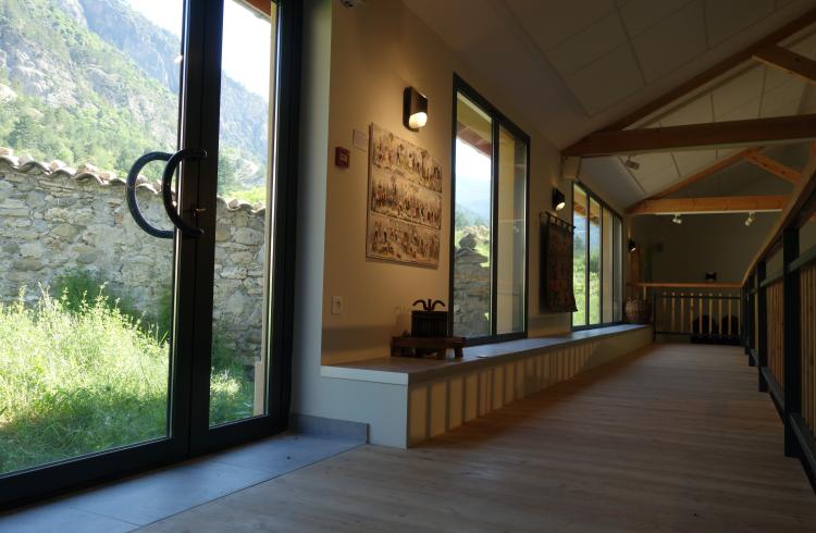 Salle d'exposition avec vue sur le vignoble - Salle d'exposition avec vue sur le vignoble