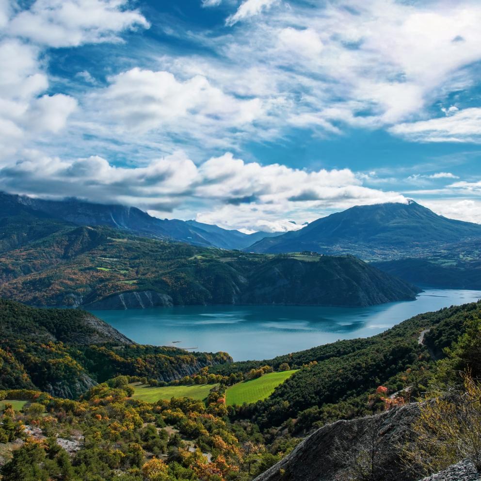 le magnifique lac de Serre ponçon sur la route panoramique du col Lebraut 