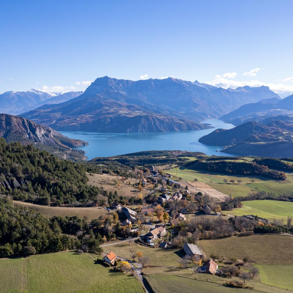 Une vue incroyable sur le lac de Serre Ponçon depuis le village de Rousset dans les Hautes Alpes 