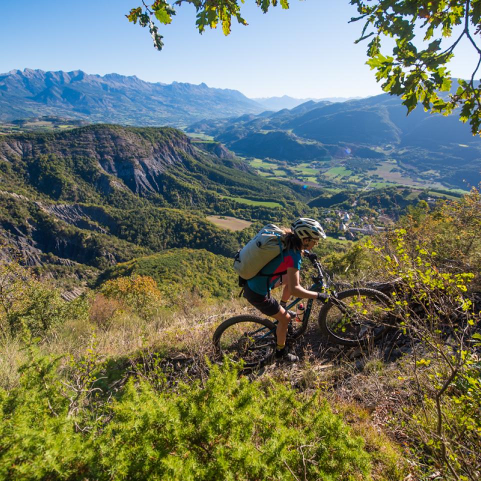 VTT dans les vallées de l'Avance dans les Hautes Alpes. Projet aventure Be the change Laetitia Roux. 