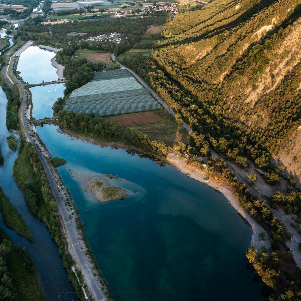 Base de loisirs des 3 lacs en bord de Durance dans les Hautes Alpes 