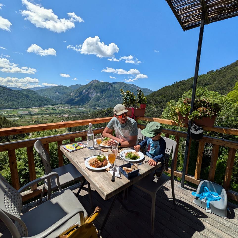 Restaurant Balcon de Théus avec une vue panoramique sur la Durance et les vignes. 