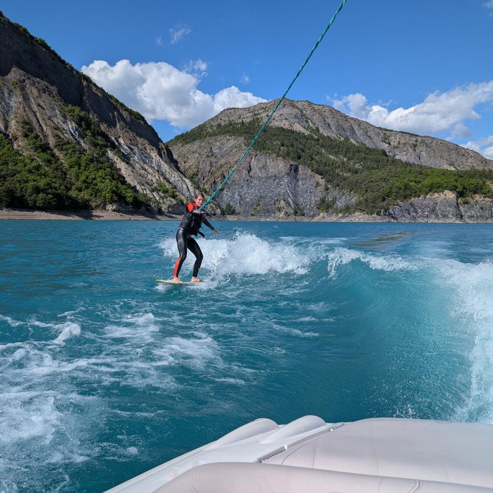 Wakesurf sur la plage de Bois vieux avec Naturoll au mois de mai sur le lac de Serre Ponçon. 