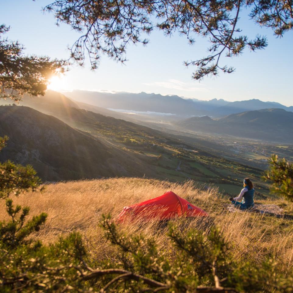 Bivouac microaventure en pleine nature dans la vallée de l'Avance proche du lac de Serre Ponçon 