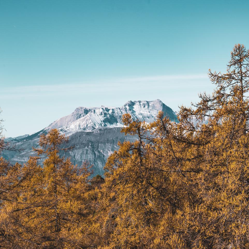 Paysage d'automne à Serre Ponçon vallées 