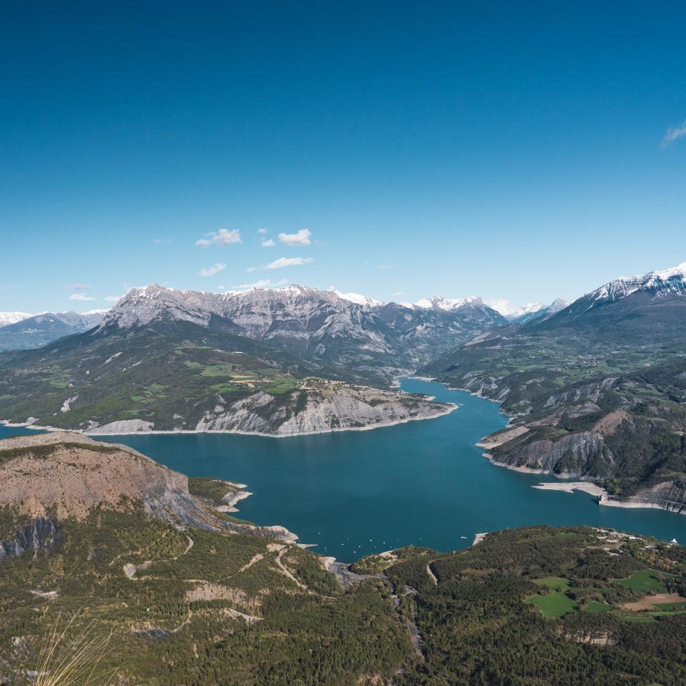 Lac de Serre Ponçon vue de la randonnée panoramique de La viste 