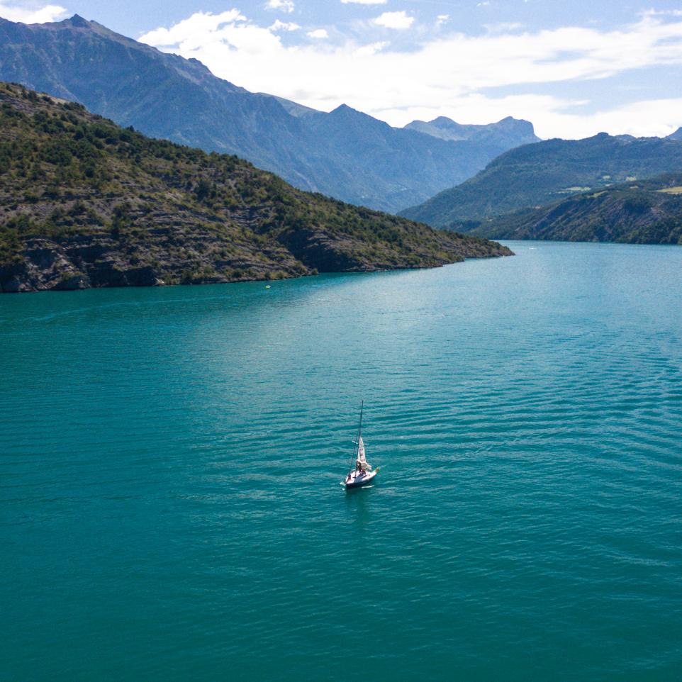 Voilier au lac de Serre Ponçon dans les Hautes Alpes