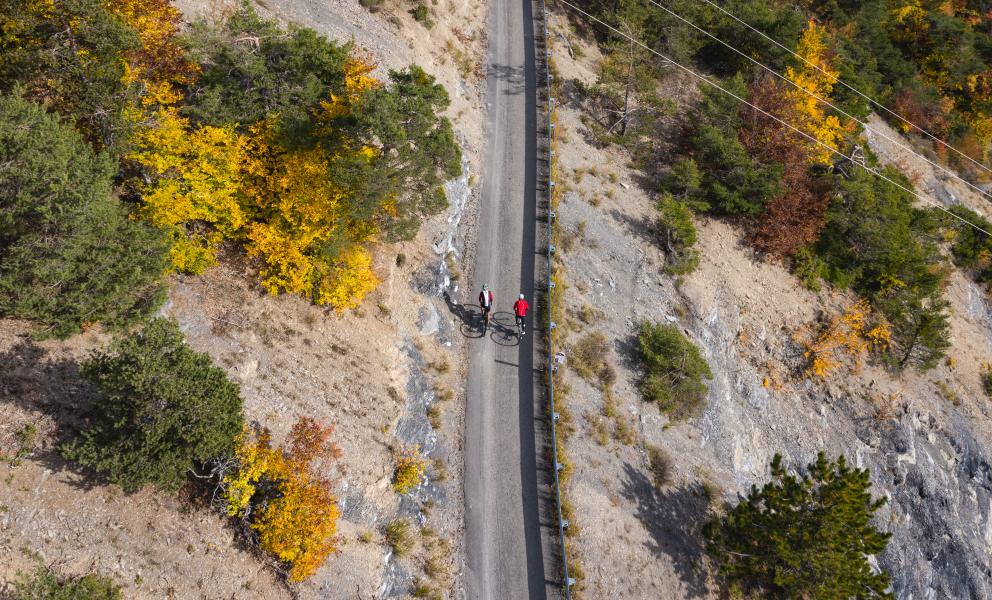 col du mont colombis en vélo de route à l'automne 