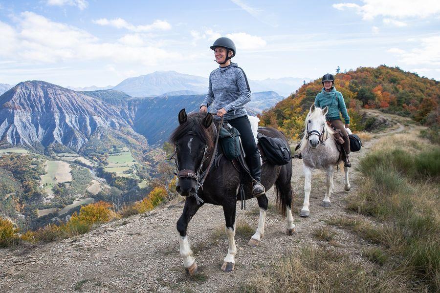 Mère et fils partent faire le tour du monde à cheval