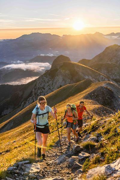 Montée au sommet du Piolit dans le Champsaur - Soleil couchant dans le Champsaur sur le Piolit