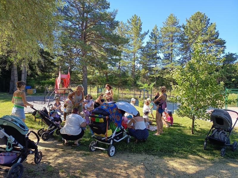 Lecture au parc_La Bâtie-Neuve - Lecture au parc_La Bâtie-Neuve