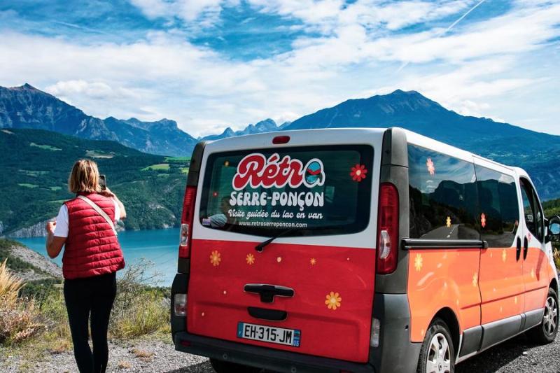 Rendez-vous de l'été : Visite décalée en van rétro._Rousset-Serre-Ponçon