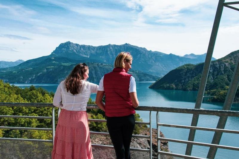 Rendez-vous de l'été : Visite décalée en van rétro._Rousset-Serre-Ponçon