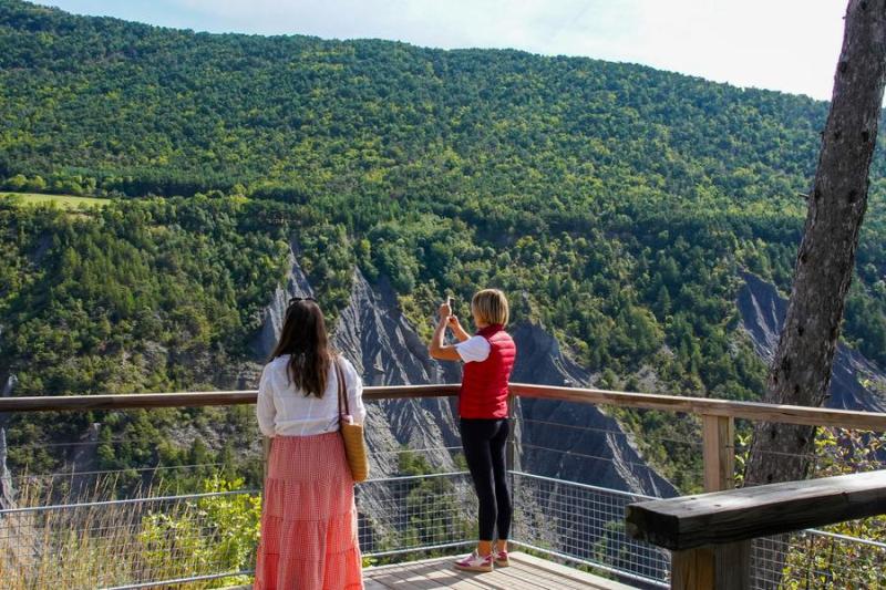 Rendez-vous de l'été : Visite décalée en van rétro._Rousset-Serre-Ponçon