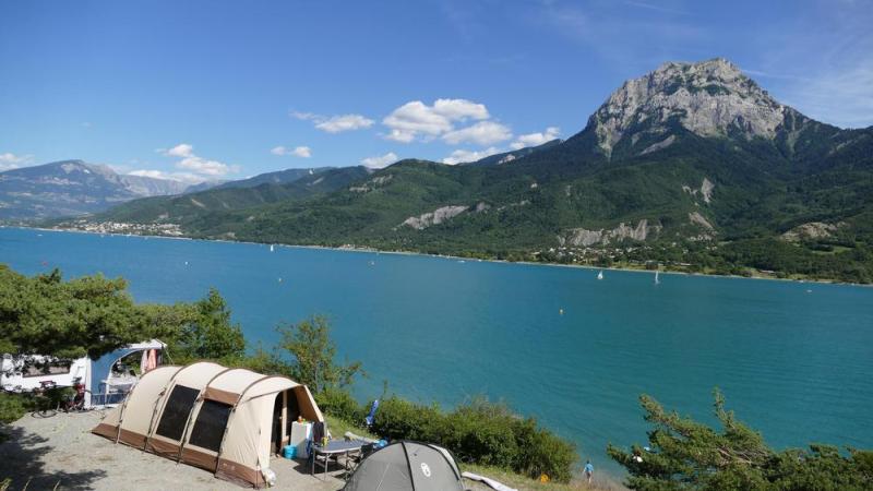 CAMPING LE NAUTIC  - Emplacement vue lac
