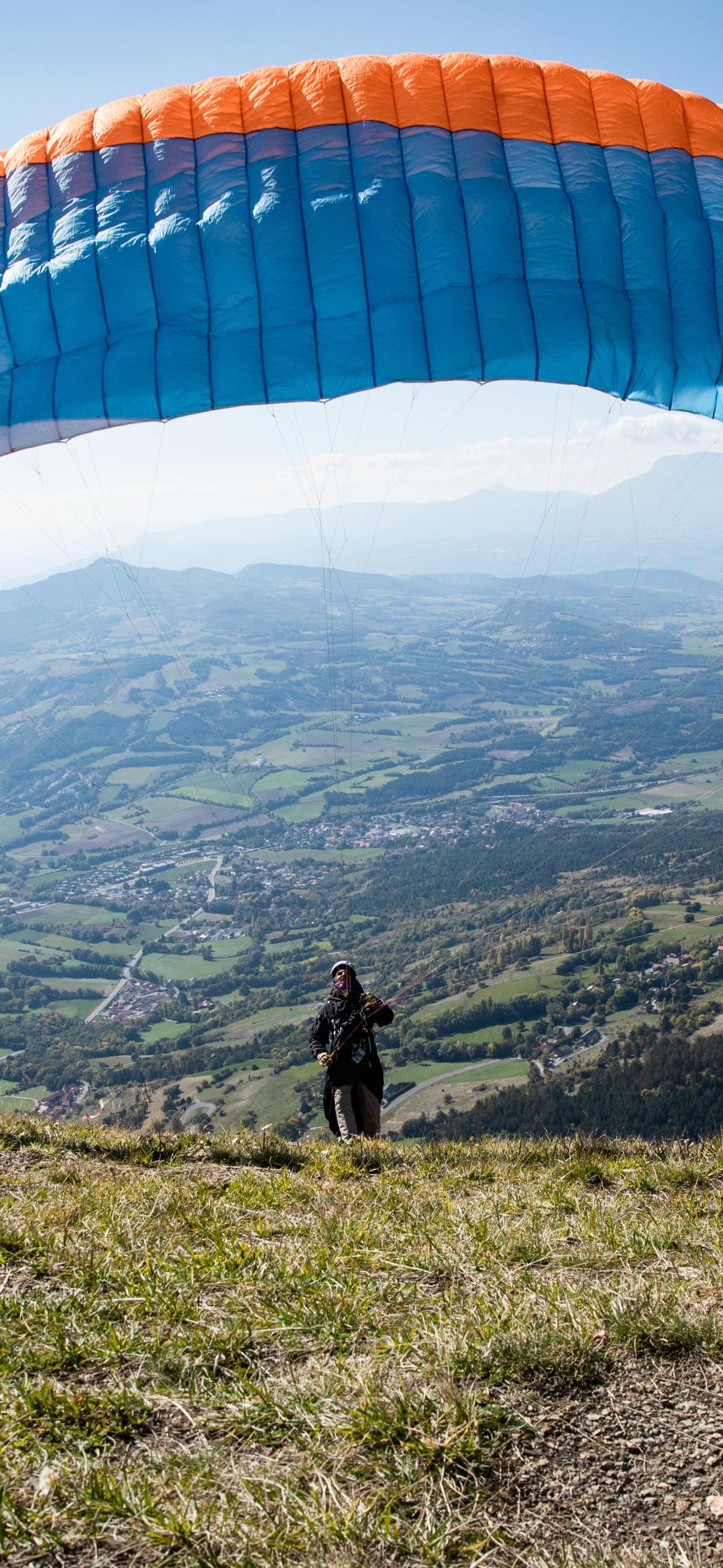 Parapente au site Serre L'eyglier au dessus des vallées de l'Avance dans les Hautes Alpes.