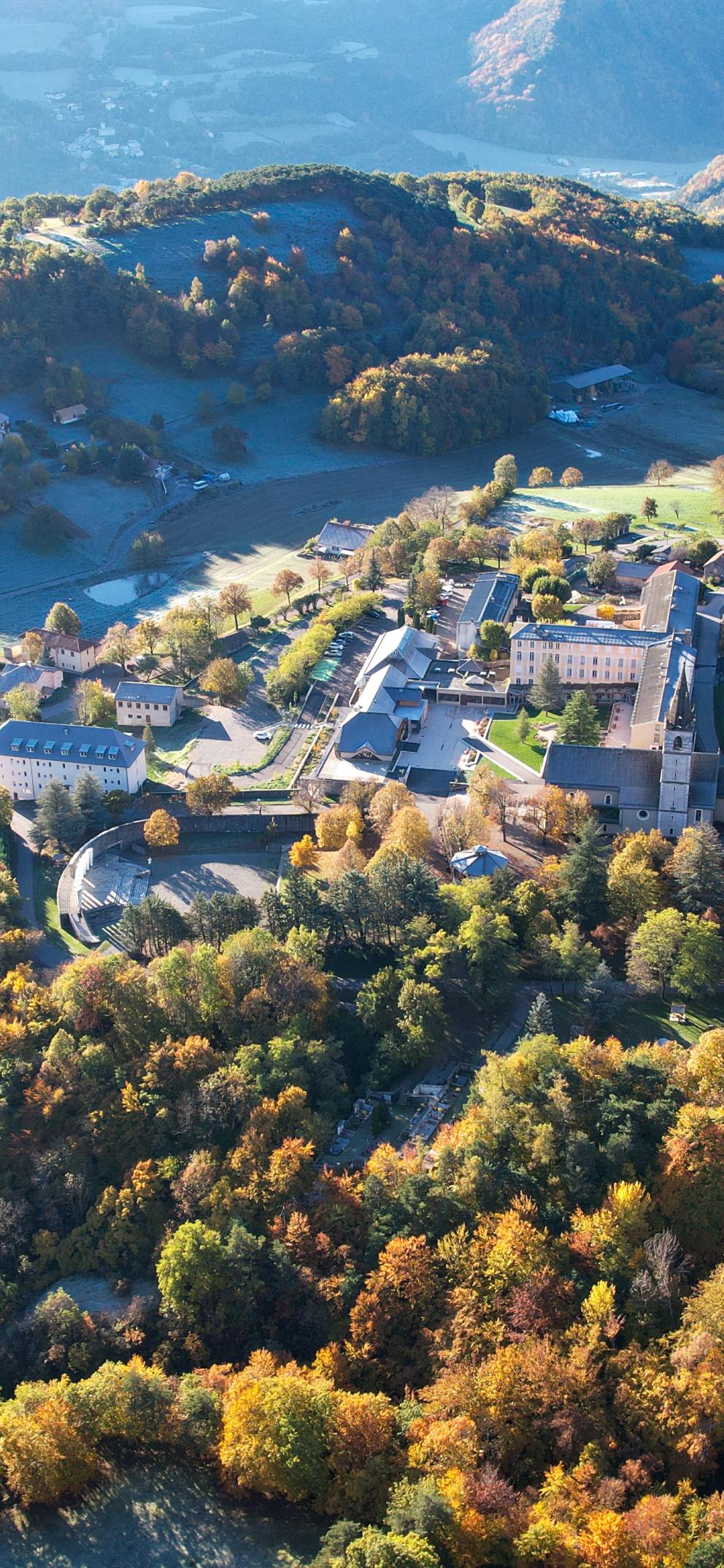 sanctuaire notre dame du laus à l'automne