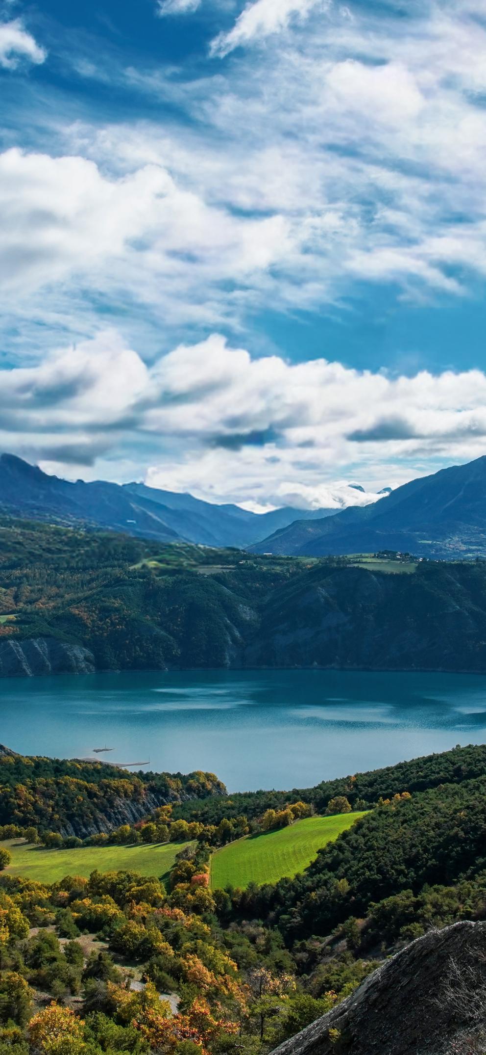 le magnifique lac de Serre ponçon sur la route panoramique du col Lebraut 