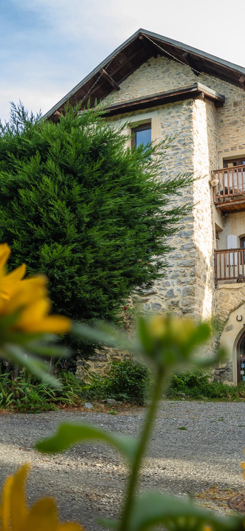 Hôtel la Pastorale à la Bâtie Neuve. Situé à deux pas du lac de Serre Ponçon et de Gap. 