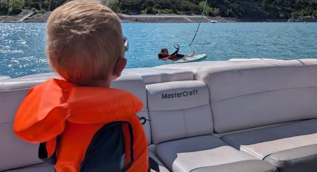 Wakesurf au lac de Serre Ponçon plage de Bois Vieux avec Naturoll Serre Ponçon. 