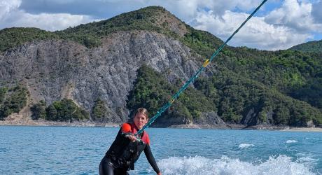 Wakesurf au lac de Serre Ponçon plage de Bois Vieux avec Naturoll Serre Ponçon. 