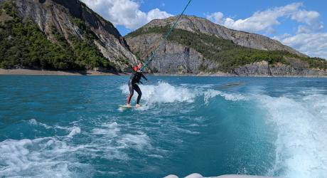 Wakesurf au lac de Serre Ponçon plage de Bois Vieux avec Naturoll Serre Ponçon. 