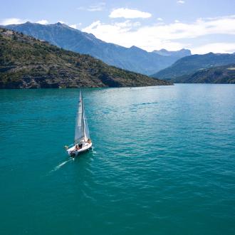 Balade en voilier sur le lac de Serre Ponçon Hautes Alpes 