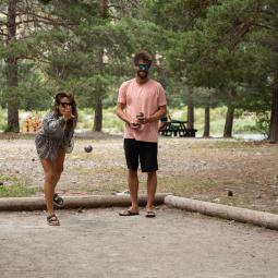 base de loisirs des 3 lacs dans les Hautes Alpes. Un lieu de détente avec terrain de pétanque et plage pour se retrouver entre amis. 