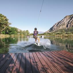 Wakeboard en cable à la base de loisirs des 3 lacs à Rochebrune dans les Hautes Alpes 