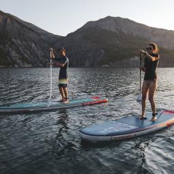 Sortie paddle au coucher du soleil en couple au lac de Serre Ponçon