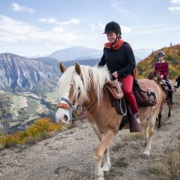 Tour de l'avance à cheval vue sur les montagnes dans les vallées de Serre Ponçon face aux montagnes des Ecrins