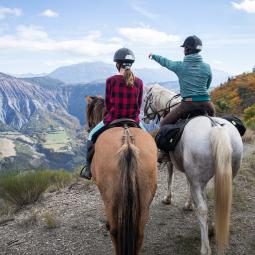 Tour de l'avance à cheval vue sur les montagnes dans les vallées de Serre Ponçon face aux montagnes des Ecrins