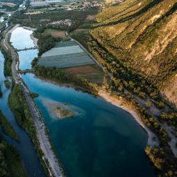 Base de loisirs des 3 lacs en bord de Durance dans les Hautes Alpes 