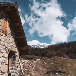 alpage de Serre Eyglier sur les hauteurs de la bâtie neuve dans les Hautes Alpes