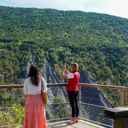Visite guidée des demoiselles coiffées 