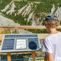Salle de bal des demoiselles coiffées de Théus 