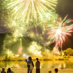 La fête des 3 lacs à Serre Ponçon, un spectacle pyrotechnique sur l'eau dans les Hautes Alpes sur la base de loisirs des 3 lacs 