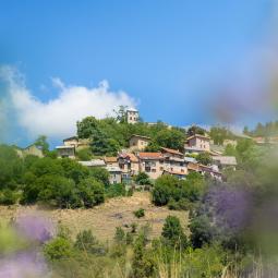le village perché de Théus dans la vallée de la Durance. Un village de montagne aux influences du Sud, avec sa route menant aux demoiselles coiffées et au sommet du Mont Colombis. 