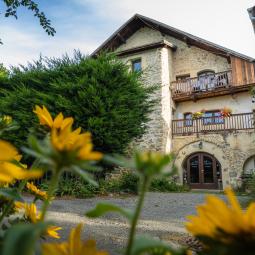 Hôtel la Pastorale à la Bâtie Neuve. Situé à deux pas du lac de Serre Ponçon et de Gap. 