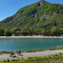 vélo en bord de Durance le long de la base Les 3 lacs 