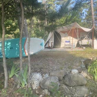 Camping les écolodges des 3 lacs : Emplacement._Rochebrune