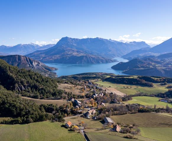 Une vue incroyable sur le lac de Serre Ponçon depuis le village de Rousset dans les Hautes Alpes
