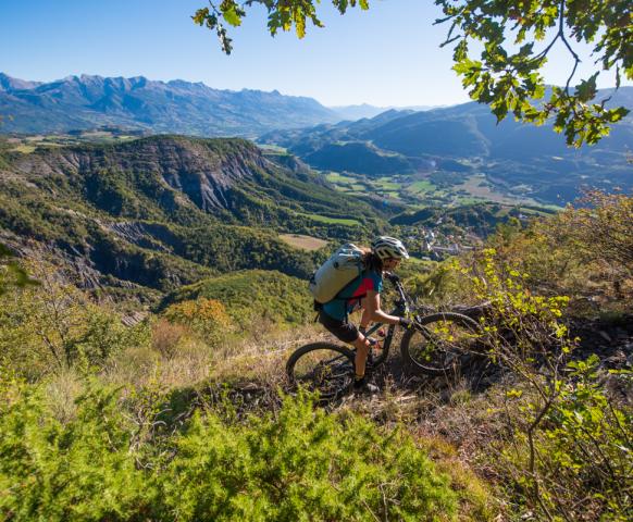 VTT dans les vallées de l'Avance dans les Hautes Alpes. Projet aventure Be the change Laetitia Roux. 