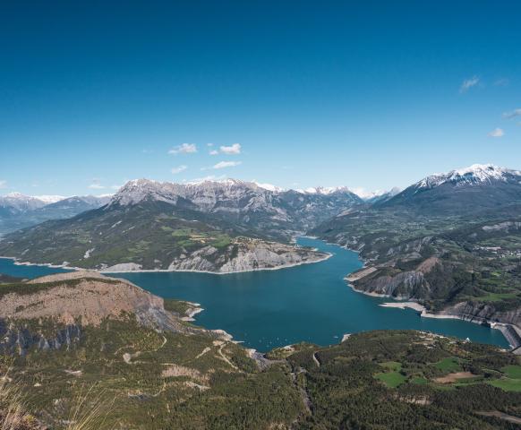 Lac de Serre Ponçon vue de la randonnée panoramique de La viste 