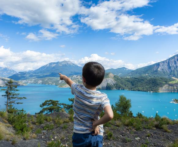Le lac de Serre Ponçon dans les Hautes Alpes une destination magnifique pour des vacances en famille 