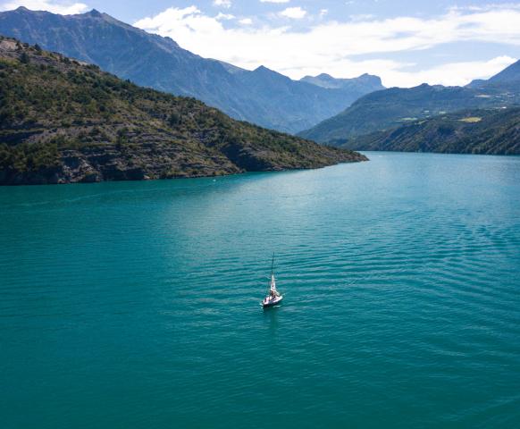 Voilier au lac de Serre Ponçon dans les Hautes Alpes