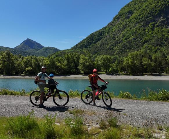 Vélo en famille le long de la Durance 