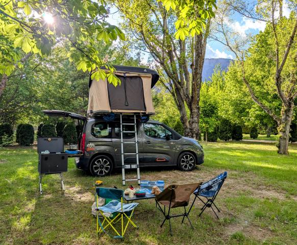 Nuit en tente de toit dans un van aménagé au camping de la Viste 