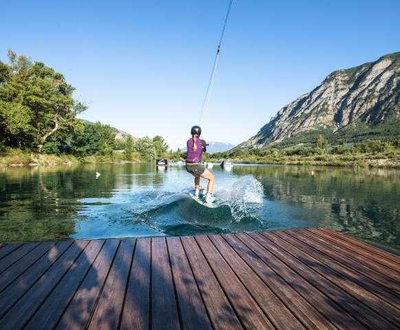 Wakeboard en câble dans les Hautes Alpes à la base de loisirs Les 3 lacs Rochebrune 