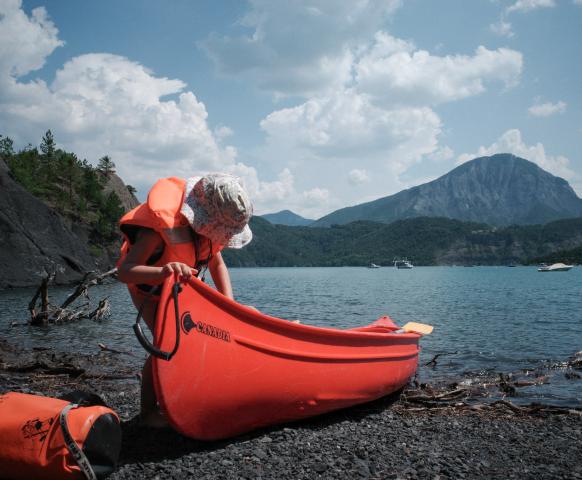 Kayak en famille dans la crique sauvage de Bois Vieux au lac de Serre Ponçon 